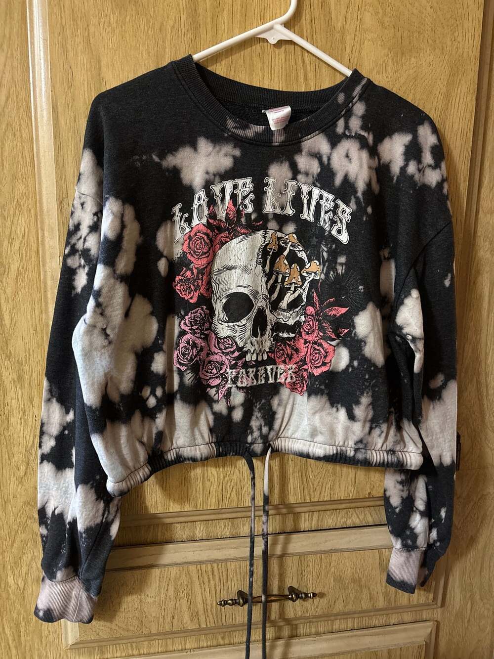 No Boundaries Juniors Tie Dye Skull and Roses Cropped Pullover Sweatshirt